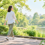公園を歩きながら姿勢と歩き方を見直す40代女性のイメージ